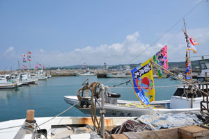 パレードをする前に塰泊漁港の大漁旗をつけた漁船