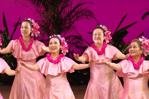 「WJHA鹿児島支部」による「マプ・マウ・ケ・アラ」のフラダンス