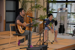 百合砂苑職員関さんによるギター弾き語り演奏