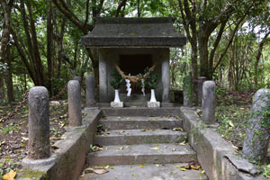 桜園神社後方の祠
