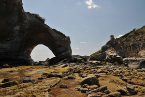 浜田海岸北側から撮影した大きな洞穴