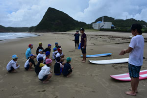 サーフィン教室をする竹崎海岸