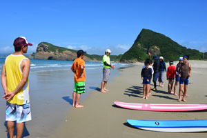 サーフィン教室をする竹崎海岸