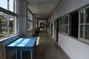 西野小学校旧校舎の理科室前廊下