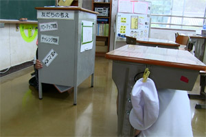 地震発生訓練直後の校舎2階の5・6年生の教室
