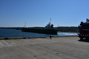 貨物船が島間港を離岸