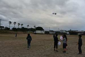完成した凧を飛ばす子供たち