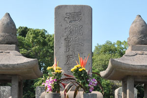 南洲墓地の西郷隆盛のお墓の文字