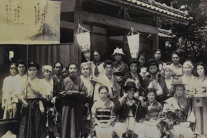 昭和23年第1回港まつりで仮装行列に参加した納曽婦人会