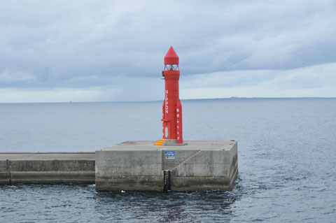 西之表港沖防波堤の赤灯台