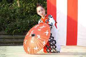 舞扇流の日本舞踊「雨降りお月さん」