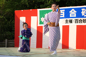 舞扇流の日本舞踊「人生の並木道」