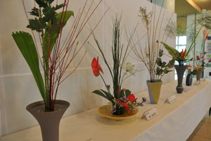 市民会館ロビーに展示された生け花