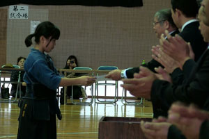 閉会式での6年生女子岩岡剣道塩浦さんの表彰