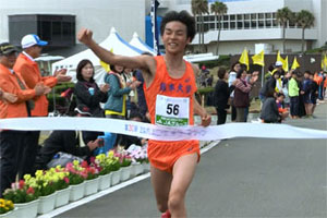 フルマラソン1位ゴールた古川選手