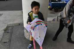 凧をもった幼児