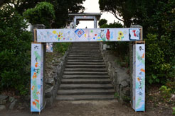 日典神社入口の飾り付けられた灯籠