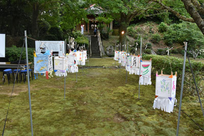 灯籠が飾られた横山神社境内