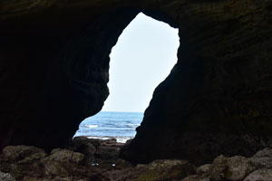 黒瀬ノ鼻付近海岸の洞穴風景2019年6月5日