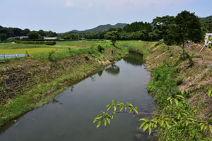 石堂田之脇戦に架かる川氏橋の上から上流側を撮影した湊川