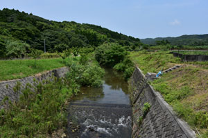 県道75号線に架かる石堂橋の上から上流側を撮影した湊川
