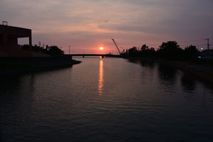 国道58号線に架かる天神橋から河口付近を撮影した甲女川の夕焼写真