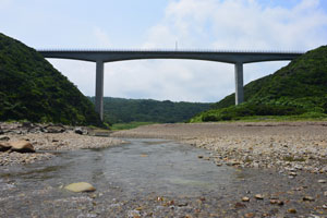 大川田川に架かっているカシミヤ橋の風景画像