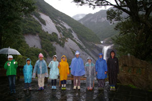 千尋の滝をバックでの記念写真