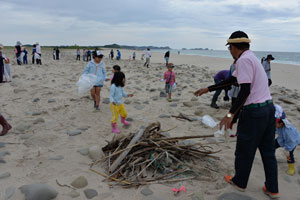 前之浜海岸でゴミを集める
