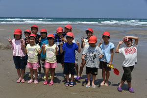 海岸での子どもたちの集合写真