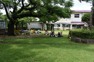 学校の中庭での昼食と休憩