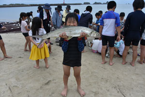 大きな魚を釣っている児童