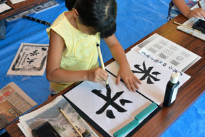 米を書く児童