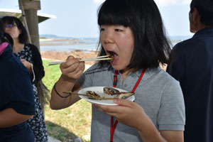 ナガラメを食べる女子東大生