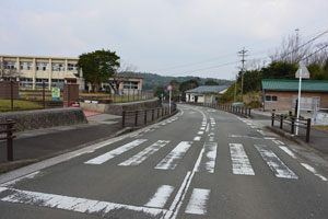 県道76号線古田小学校正門前