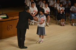 最優秀賞を受賞した安城小学校6年川畑さんの表彰