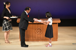 優秀賞を受賞した下西小学校6年倉橋さんの表彰