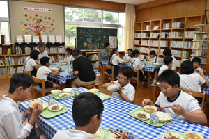 本城小学校6年生との給食会