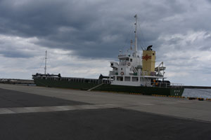 器材を積載した貨物船が入港し接岸