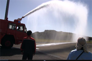 空港消防車両による放水訓練