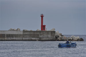 沖防波堤に新設した赤灯台
