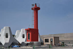 足場が解体されて赤い灯台