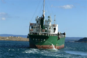 貨物船が島間港を離岸