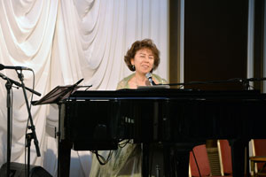 ピアノ弾き語りの橋本葉子さん