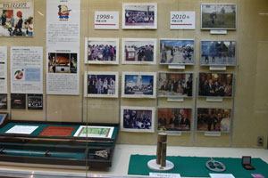 姉妹都市締結10周年記念に関する写真、記念品